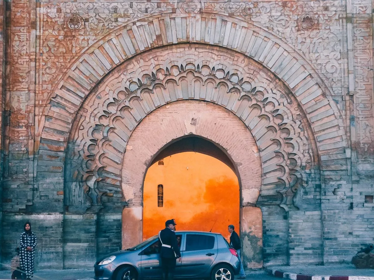 Porte d'accès à la médina avec une voiture garée devant