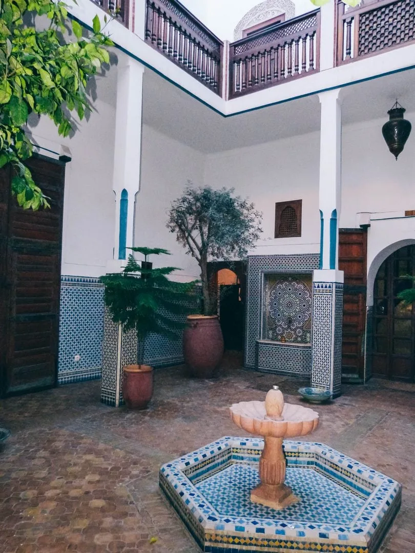 Patio d'un riad avec une petite fontaine