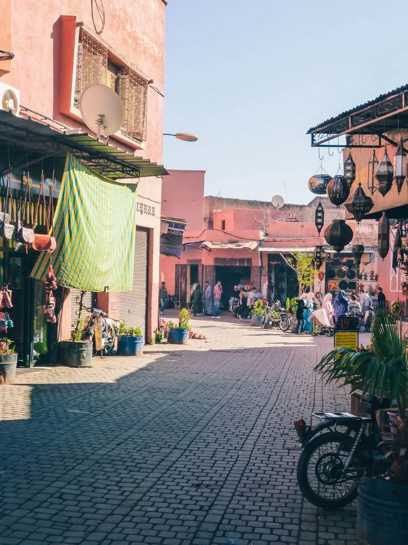 Dans la médina, avec des boutiques de chaque côté