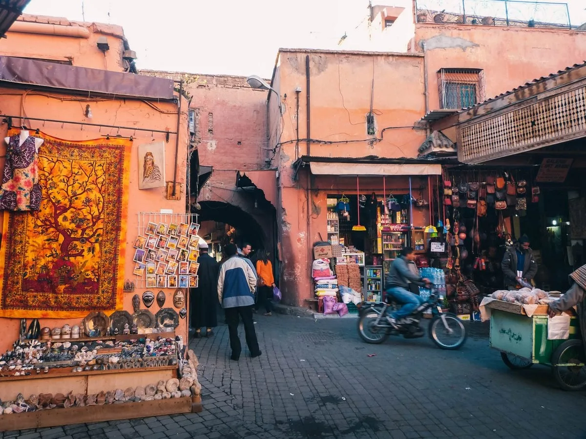Une ruelle d'un souk avec des boutiques