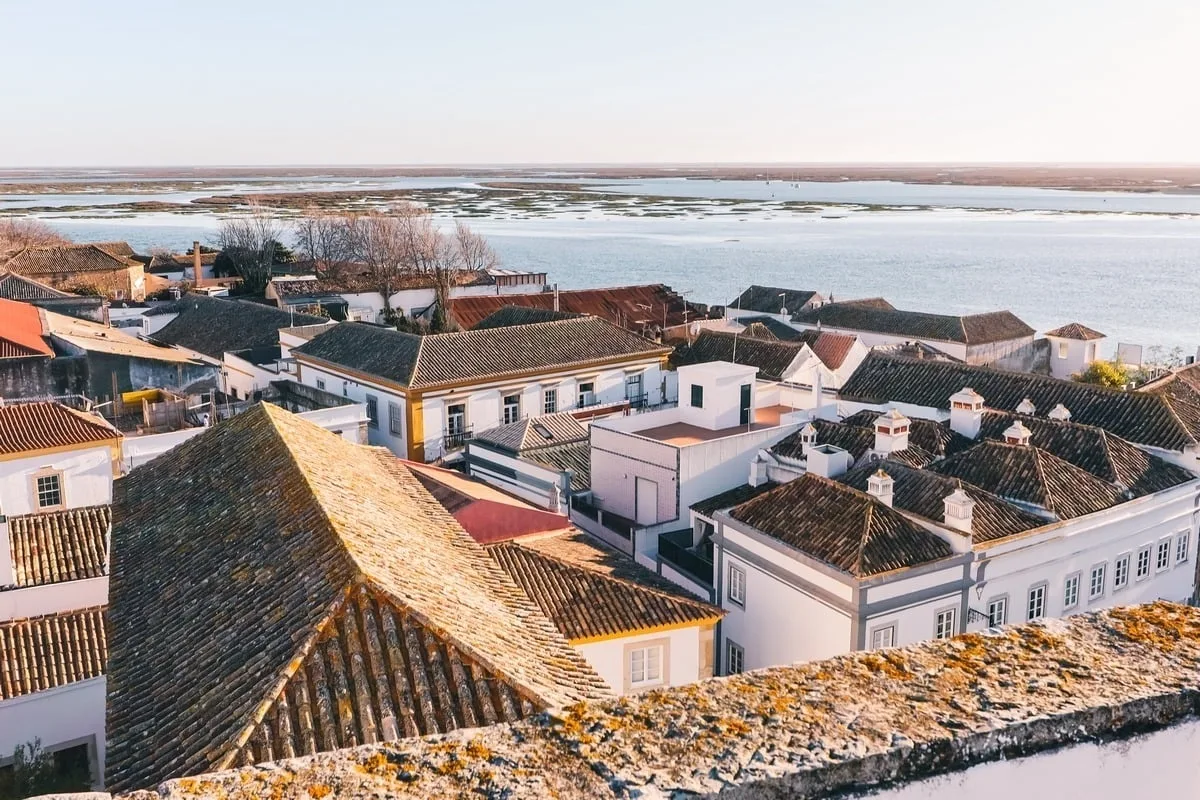 Vue sur les toits de la vieille ville de Faro et la lagune