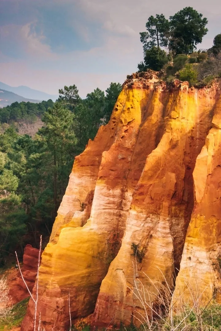 Falaise au sentier des ocres, avec ses belles couleurs