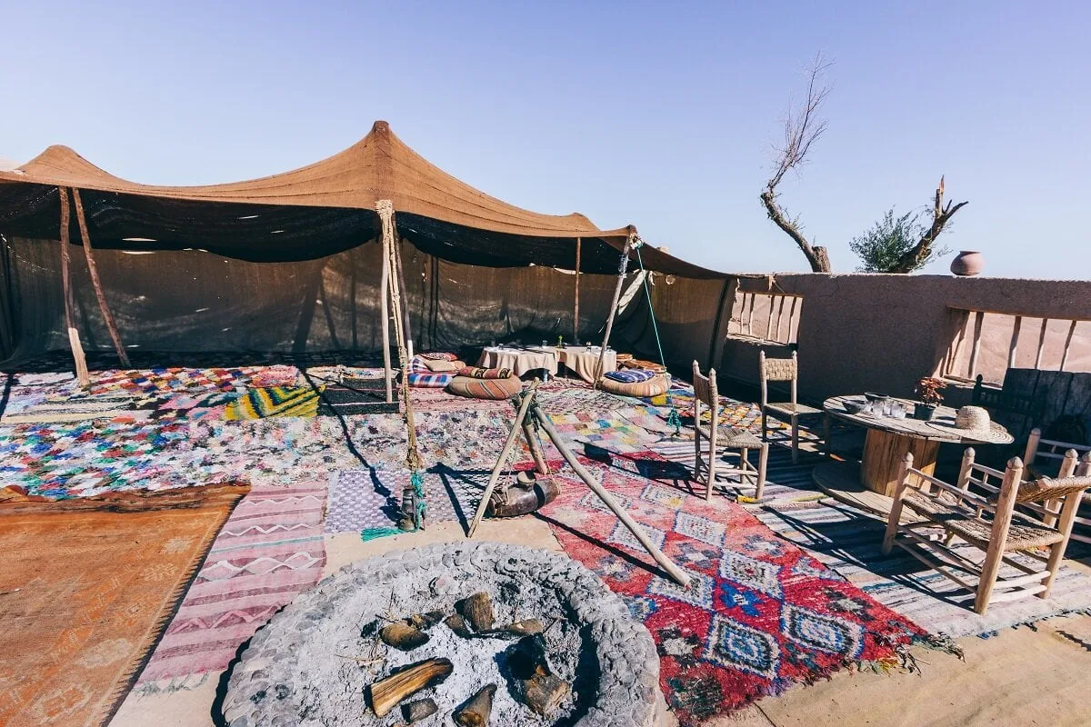 Campement berbère pour la collation avec des tapis colorés au sol