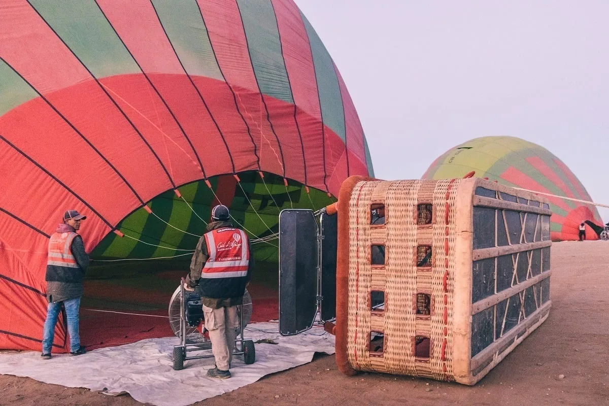 Personne habilitée pour gonfler le ballon, avec la nacelle basculée sur le sol