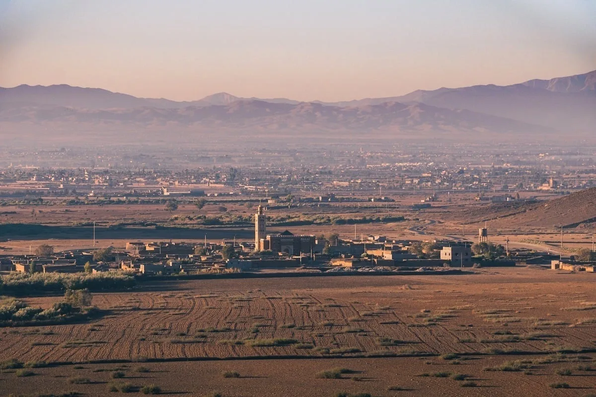 Petite ville vue du ciel aux couleurs du petit matin