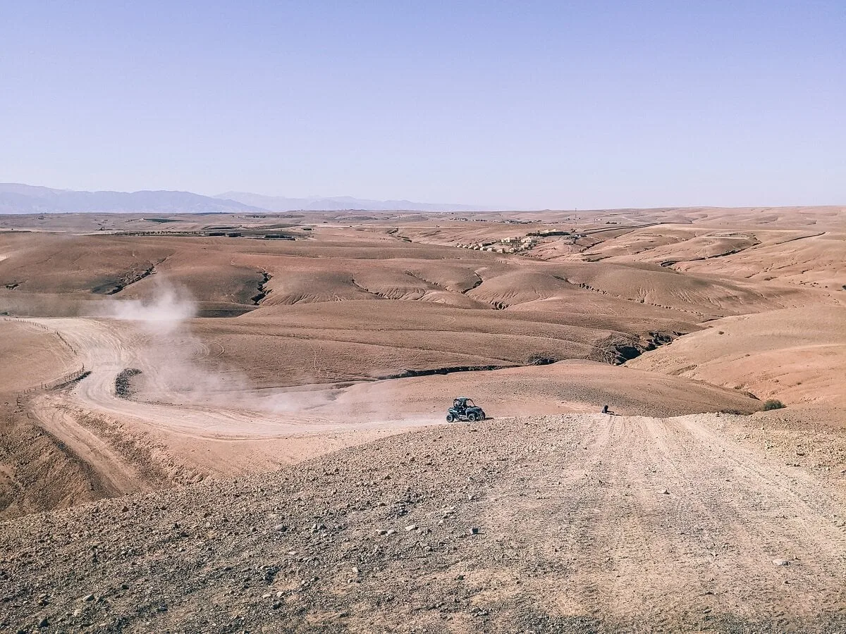 Piste poussiéreuse avec un buggy