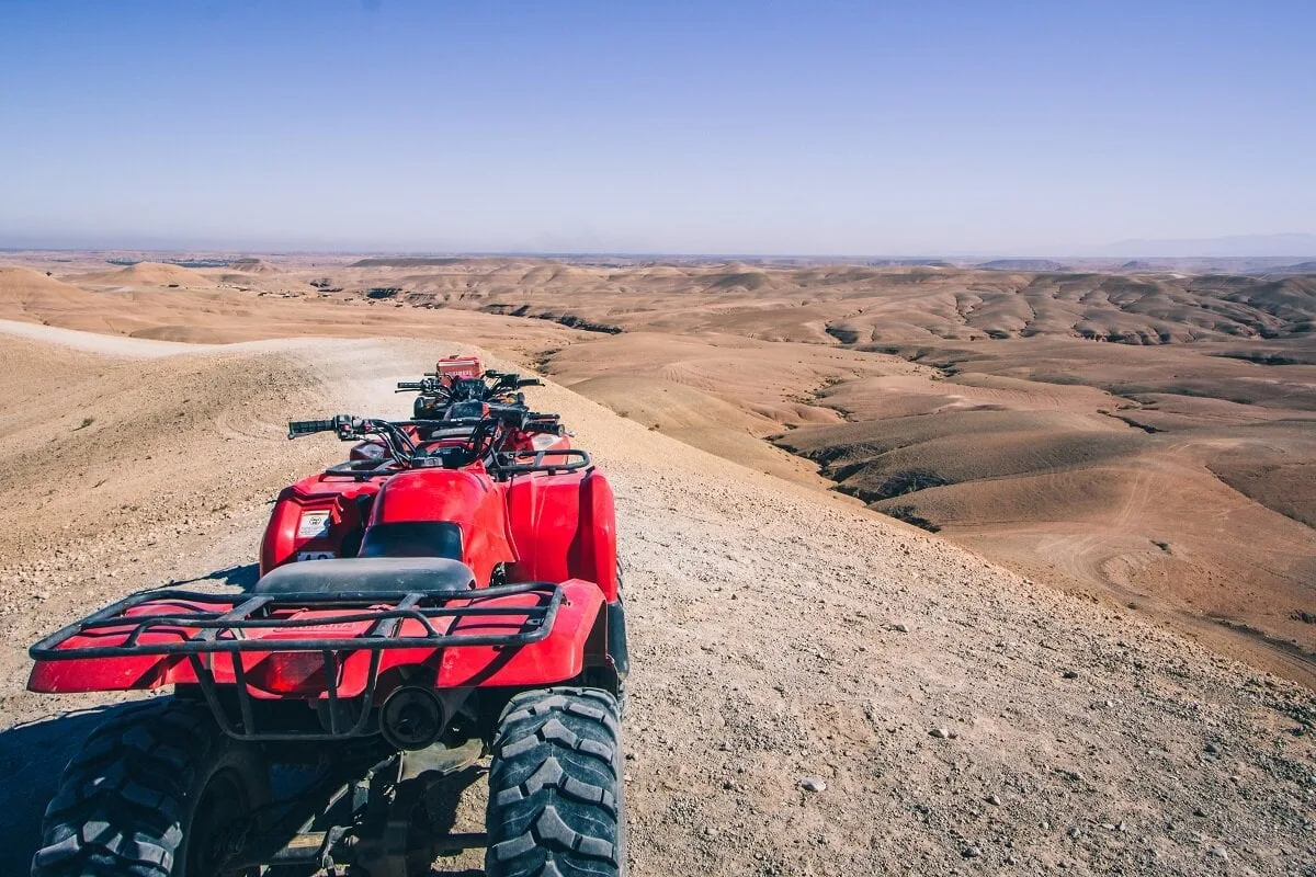Quad rouge garé sur une colline dans le désert au sud de Marrakech