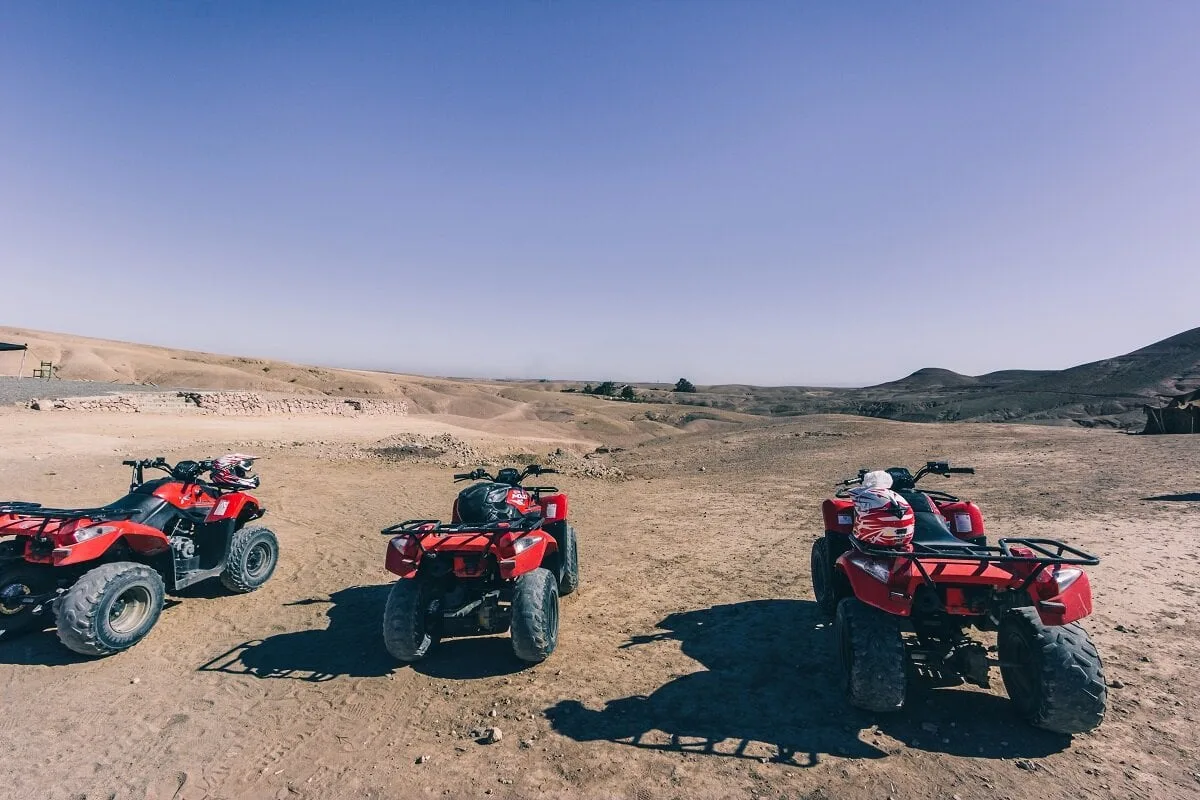 Trois quads garés sur les cailloux