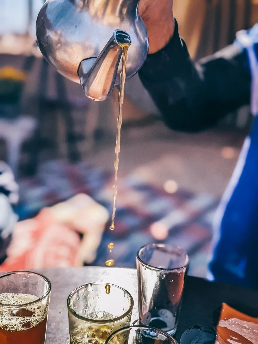 Thé à la menthe dans campement berbère