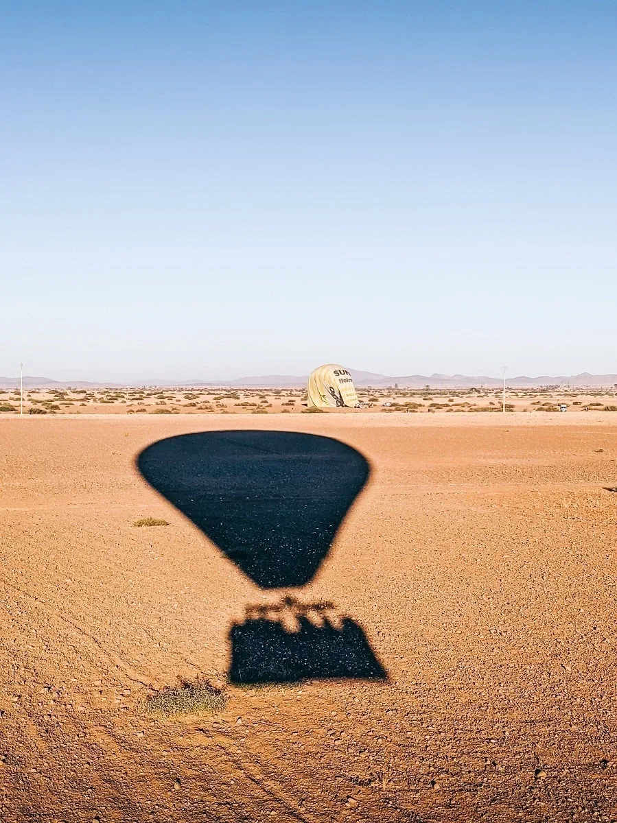 Ombre de la montgolfière à l'atterrissage