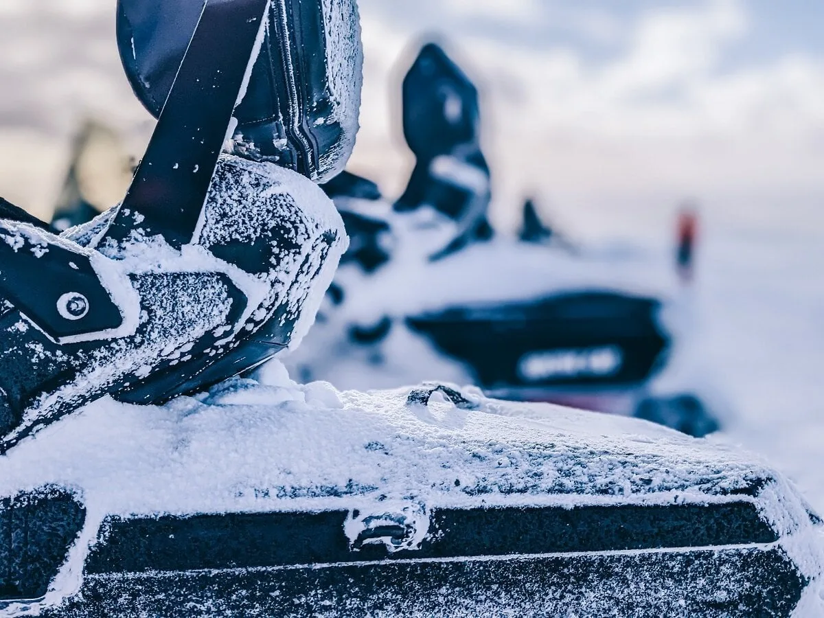 Arrière d'un motoneige en hiver