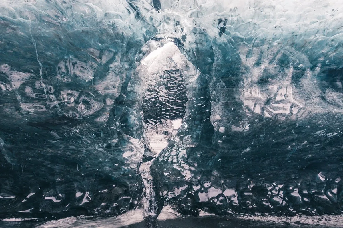 Formes dans une grotte de glace en Islande