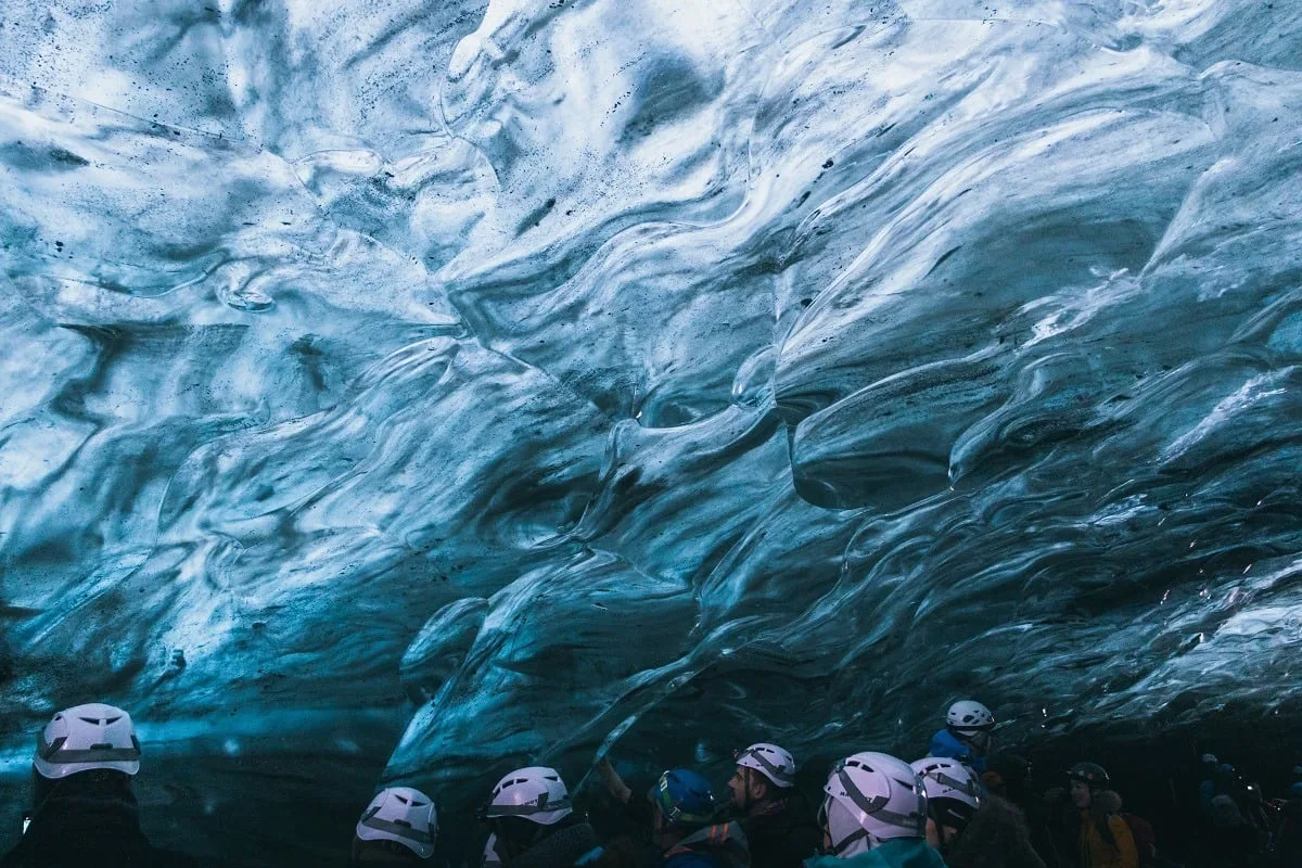 Casques dans une grotte de cristal en Islande