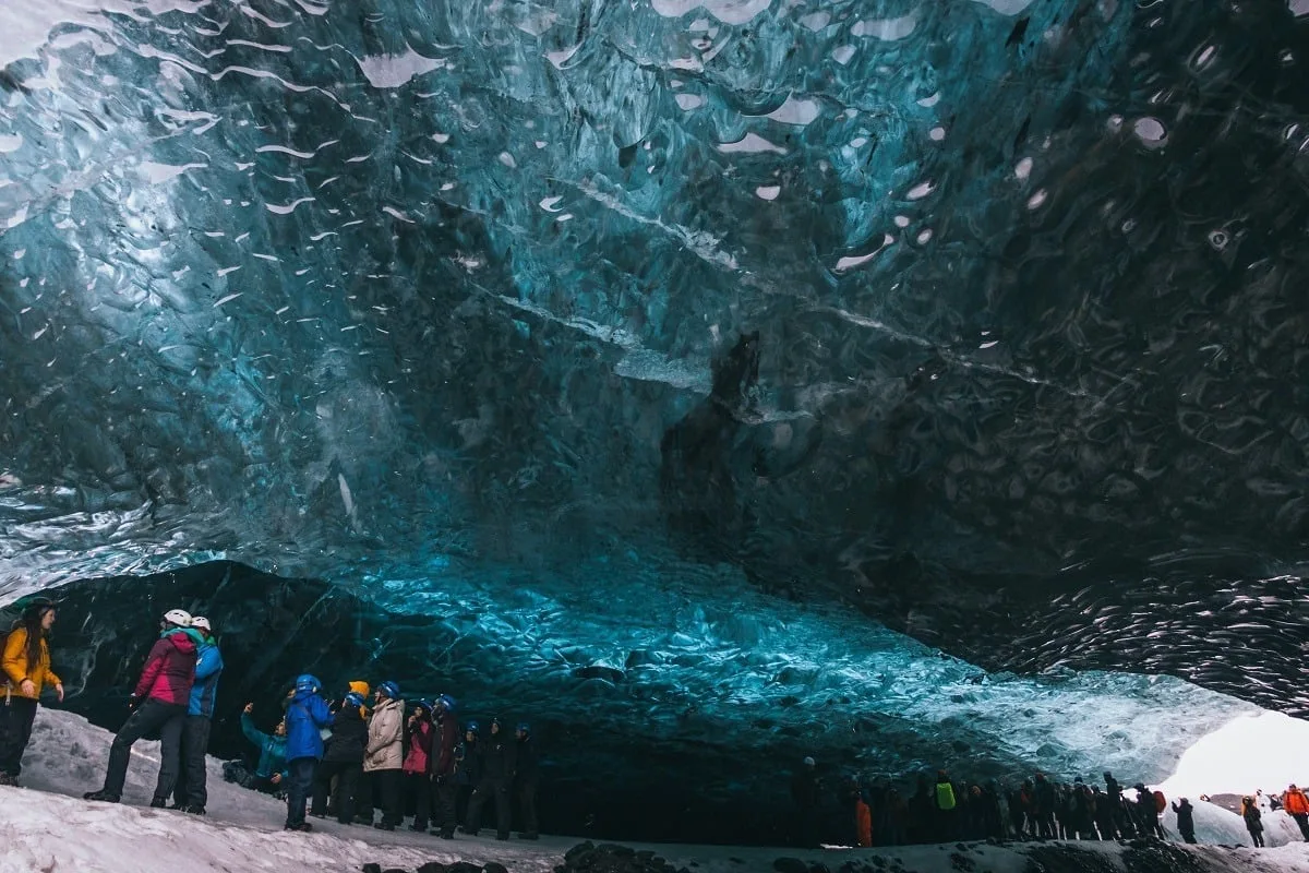 Groupes durant la visite d'une grotte de glace en Islande