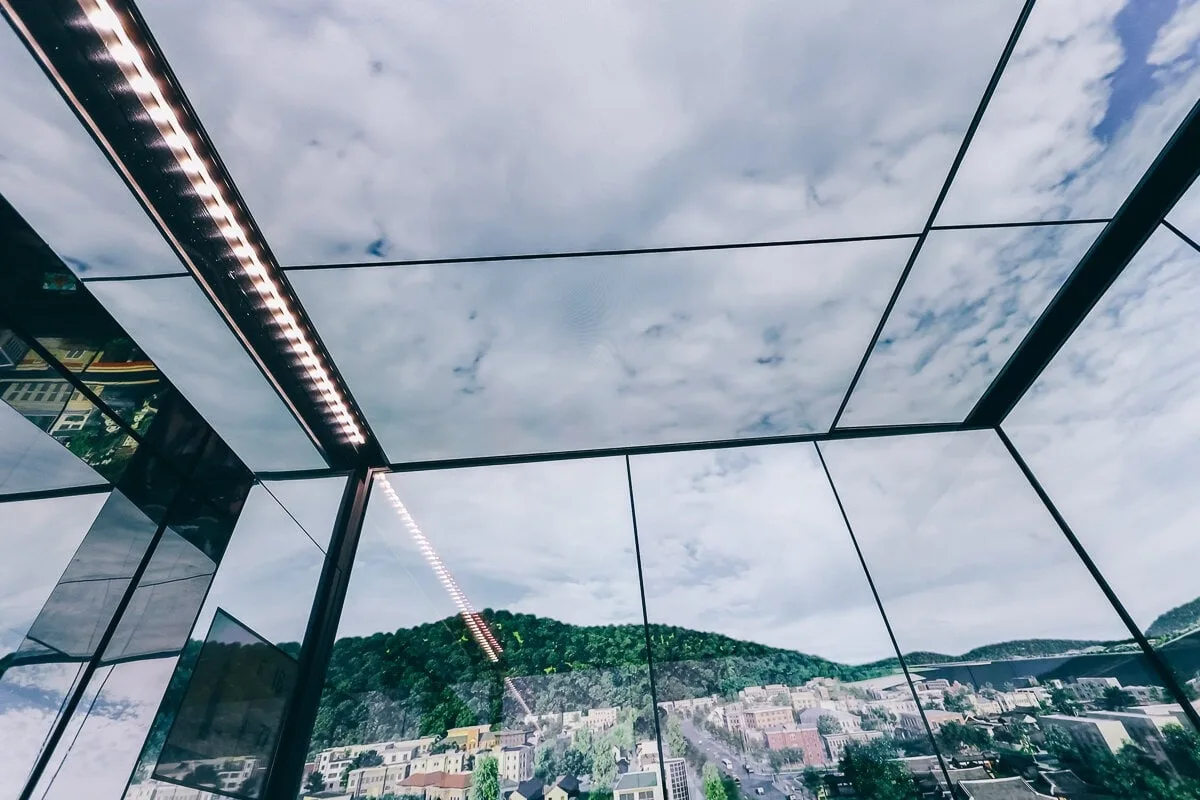 Dans l'ascenseur de la Lotte Tower