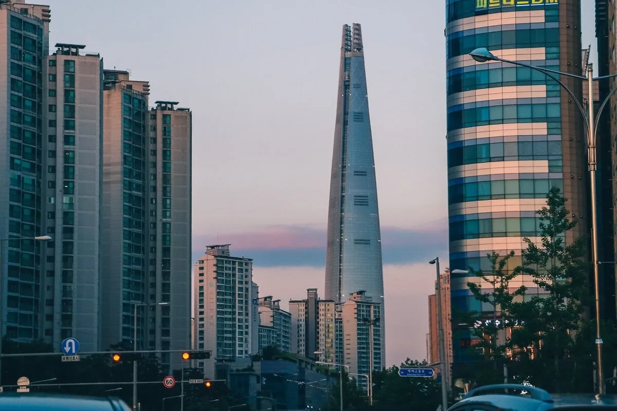 Lotte Tower de Seoul au coucher du soleil