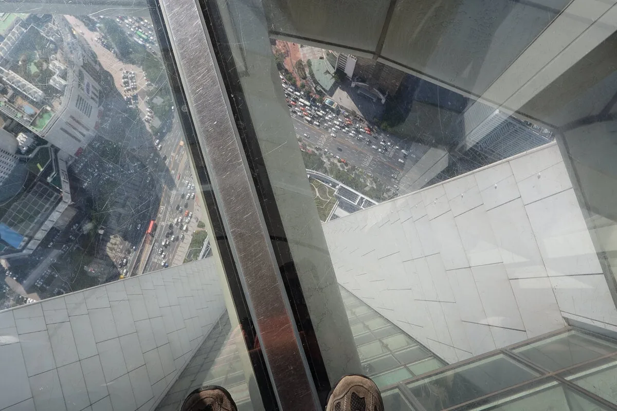 Sol en verre dans la grande tour de Lotte Tower à Seoul