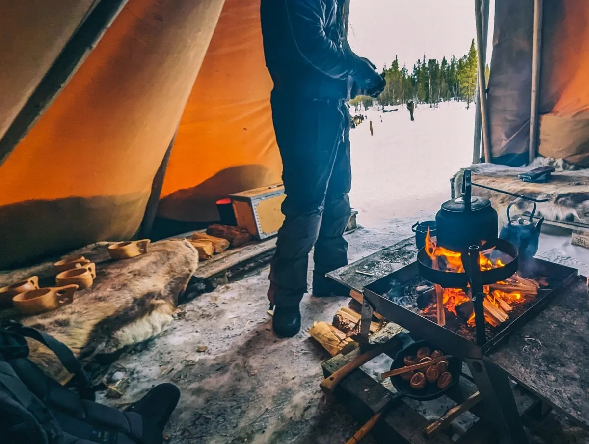 A l'intérieur de la tente pendant la pause du chien de traineau à Kiruna
