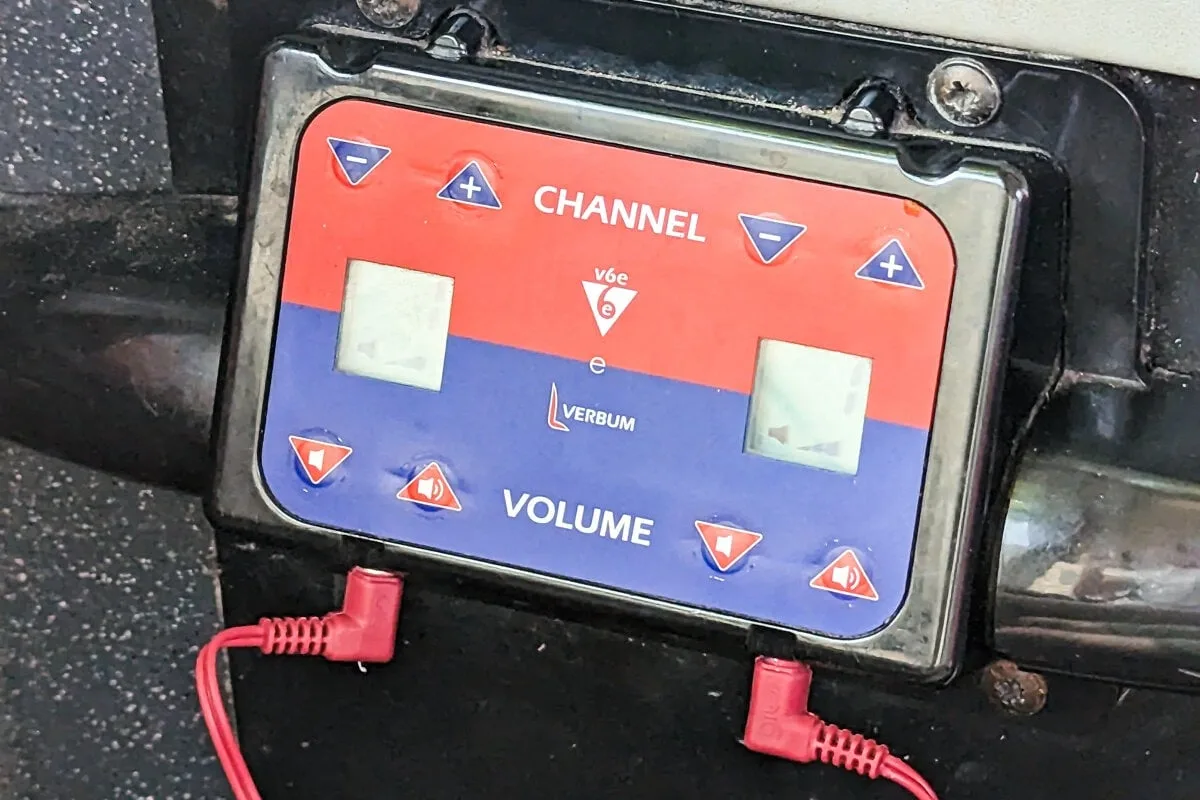 Ecouteurs de l'audioguide du bus touristique à Paris