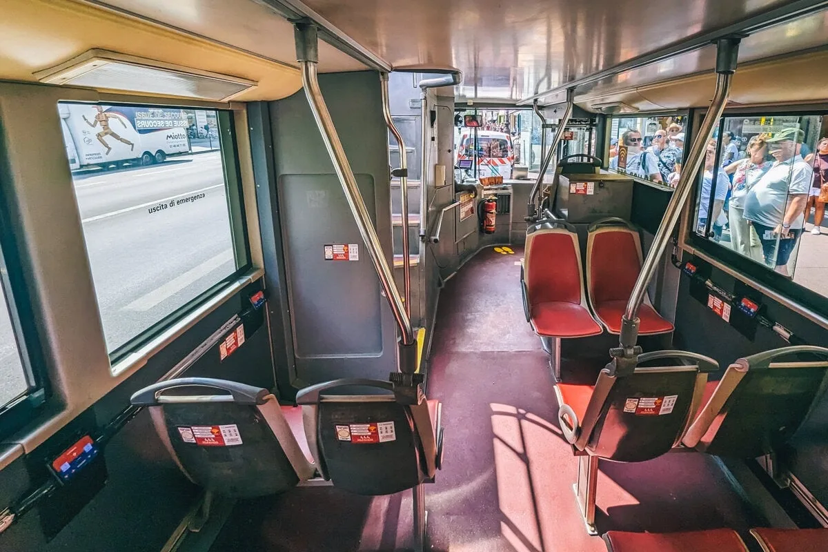 Intérieur du bus touristique à Paris