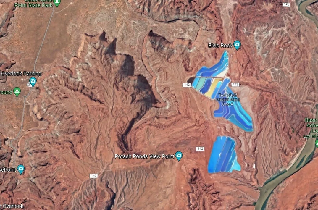 Bassin de potasse bleu au milieu d'un espace désertique vu du ciel