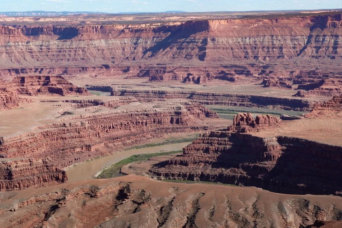 La Colorado qui serpente dans une vallée désertique