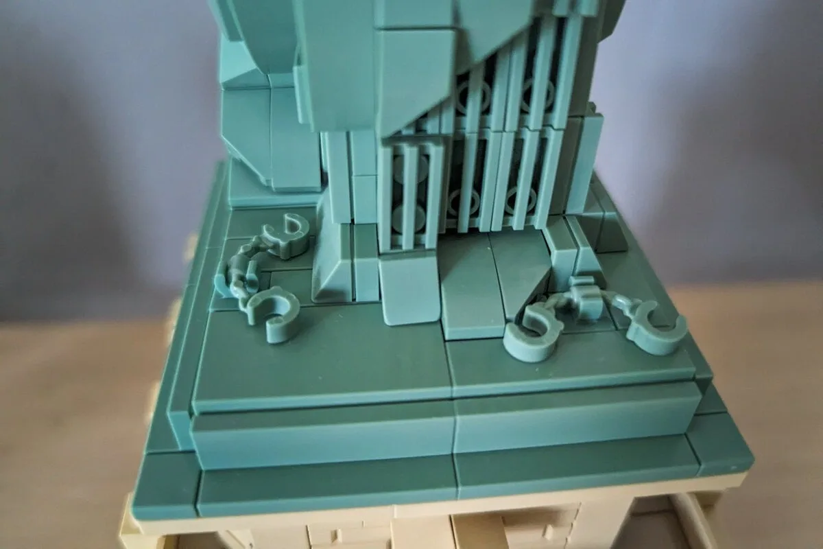 Détails des chaînes du Lego de la Statue de la Liberté
