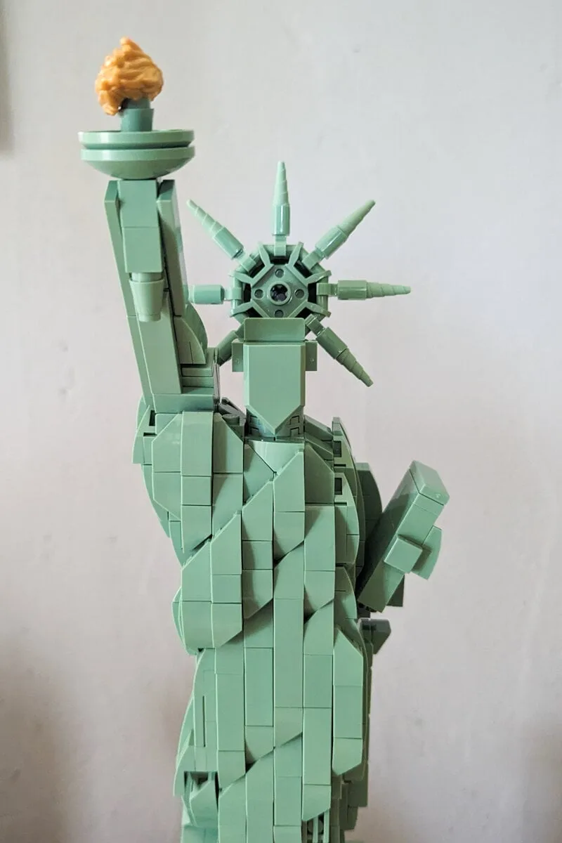 Haut du Lego (buste, tête et bras levé)