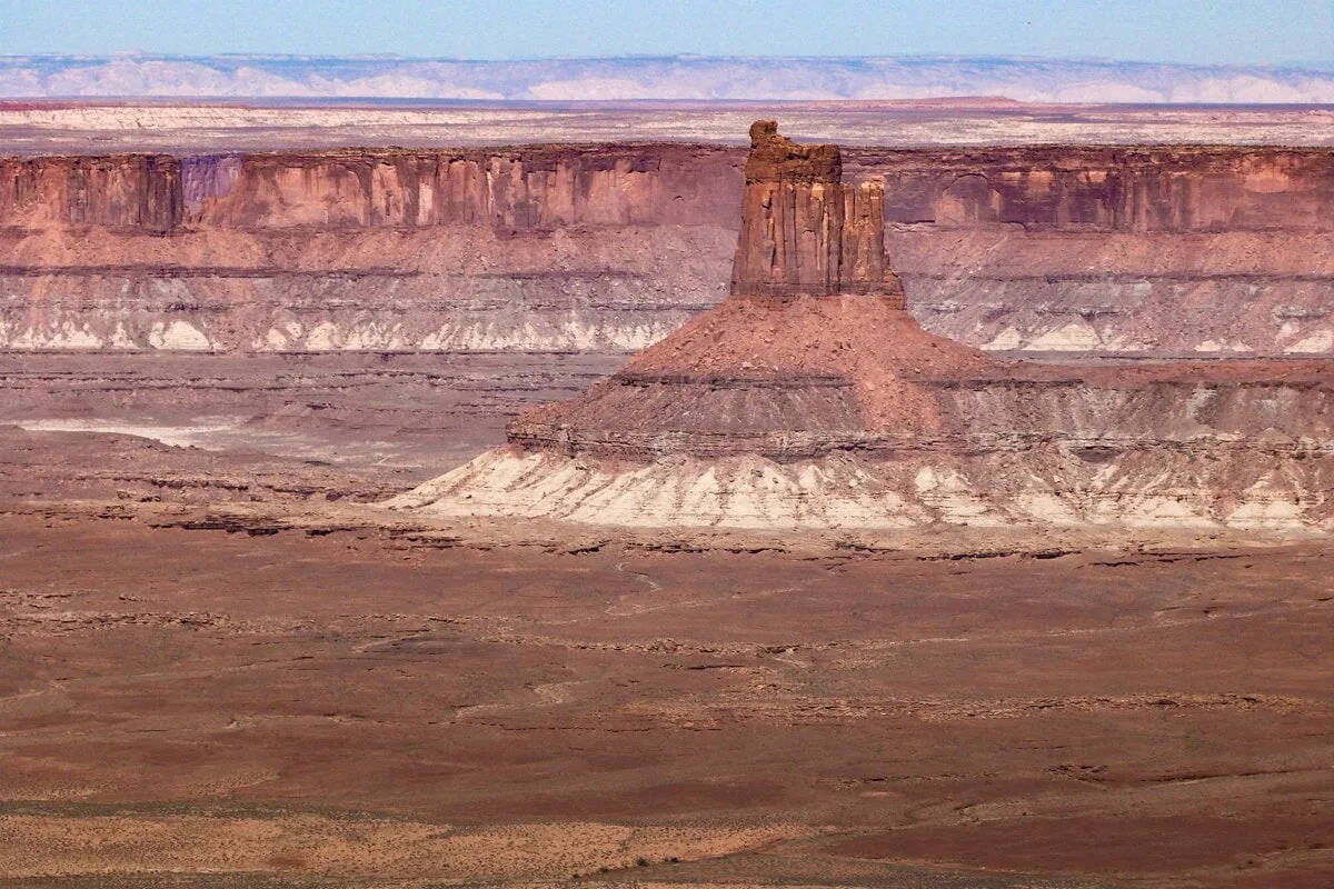 Paysage dans Canyonlands avec un mesa