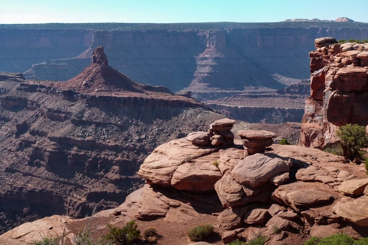 Paysage désertique avec des rochers et un canyon en arrière plan