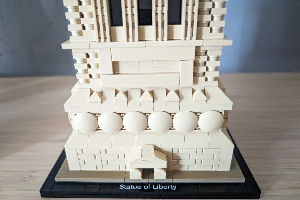 Socle de la statue de la Liberté en Lego