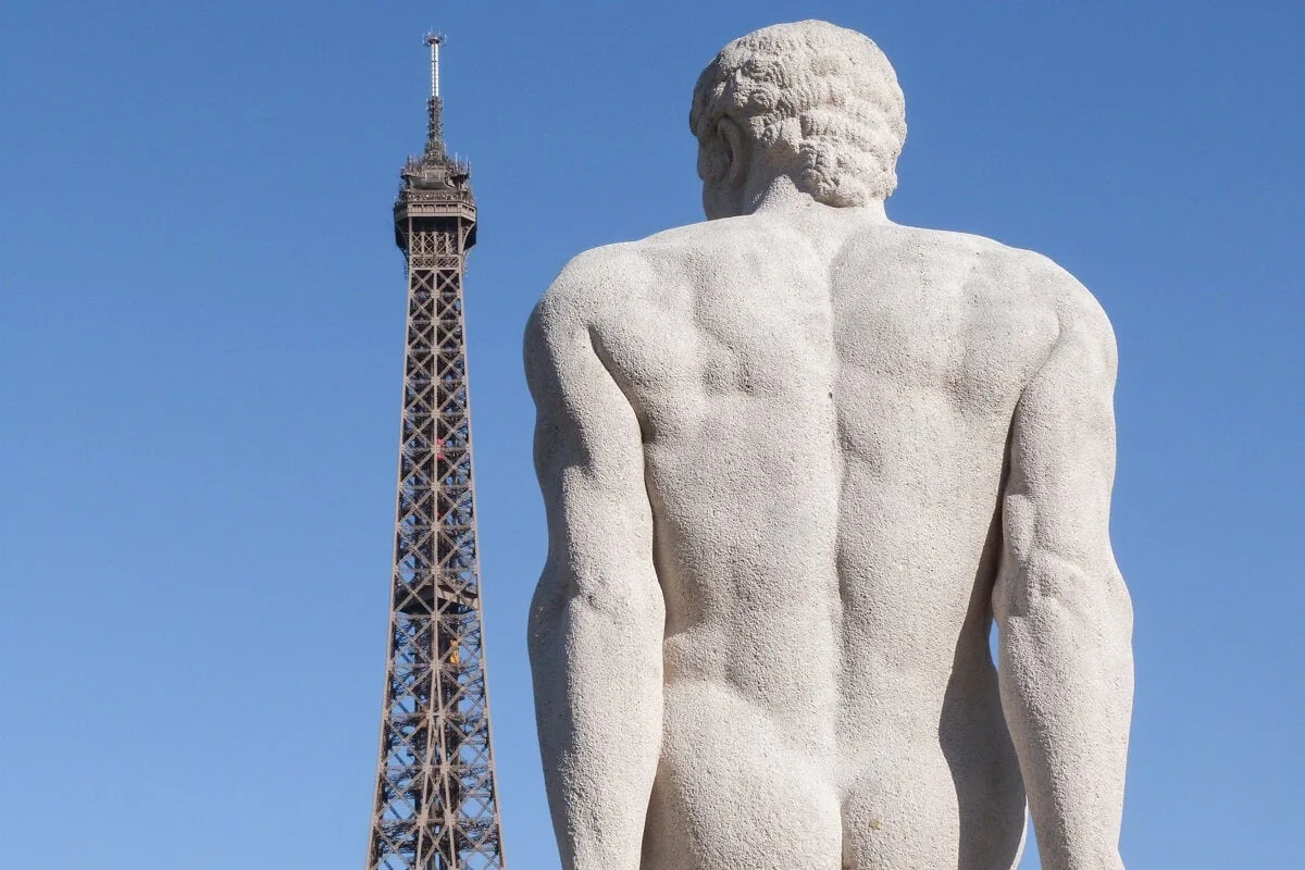 La Tour Eiffel derrière une statue au Trocadéro