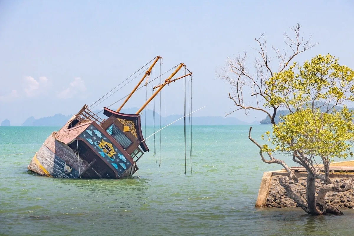 Bateau échoué de la vieille ville de Koh Lanta