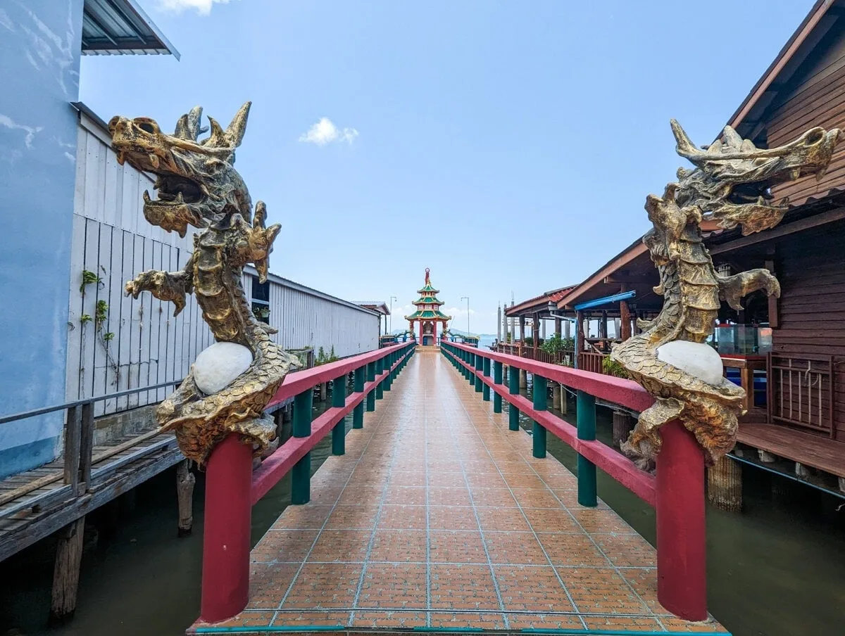 Pagode avec des statues de dragons
