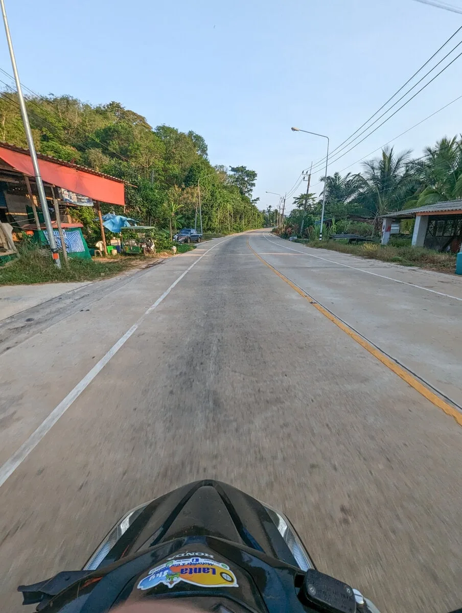 Scooter sur la route à Koh Lanta