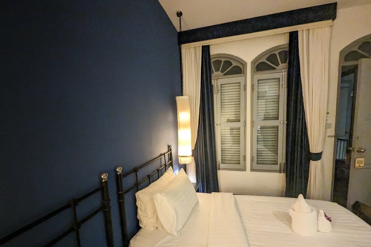 Dans une chambre de l'hôtel On On de Phuket