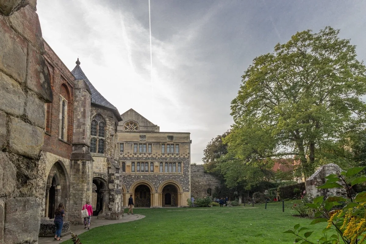 Dans les jardins de la cathédrale de Canterbury