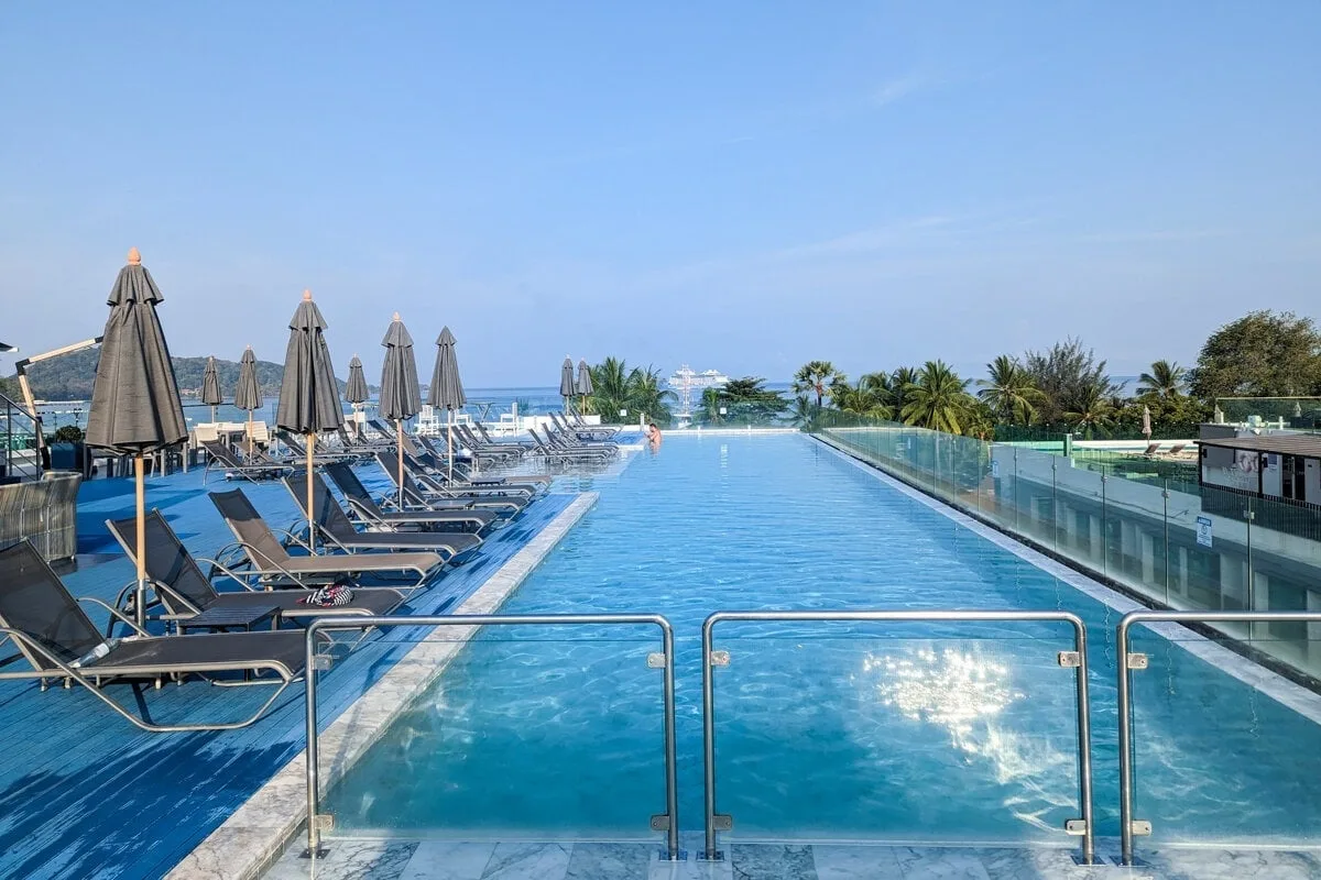 Piscine de l'hôtel Clover à Patong