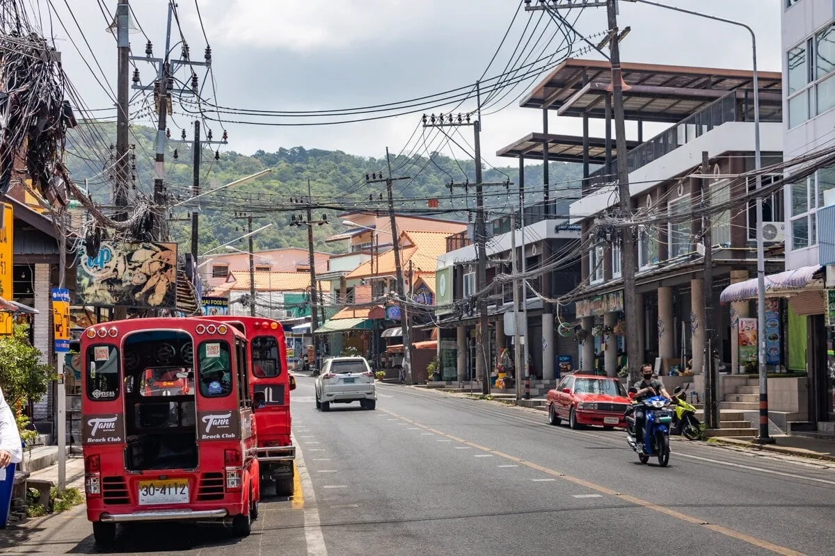 Dans une rue de Karon à Phuket