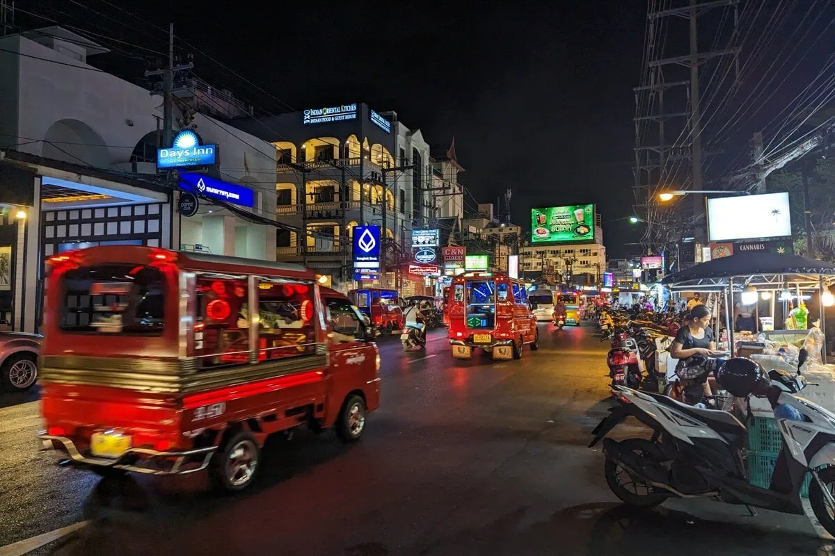 Dans une rue à Patong le soir