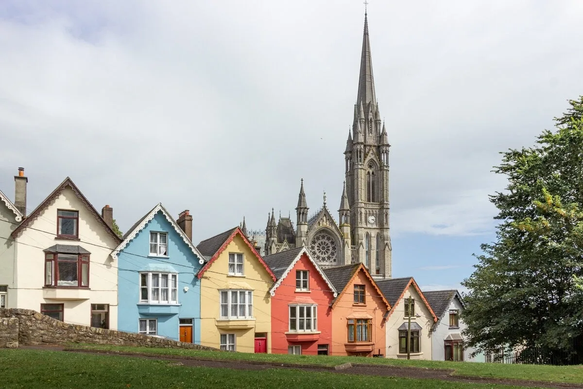Cathédrale de Cobh et maisons colorées au premier plan