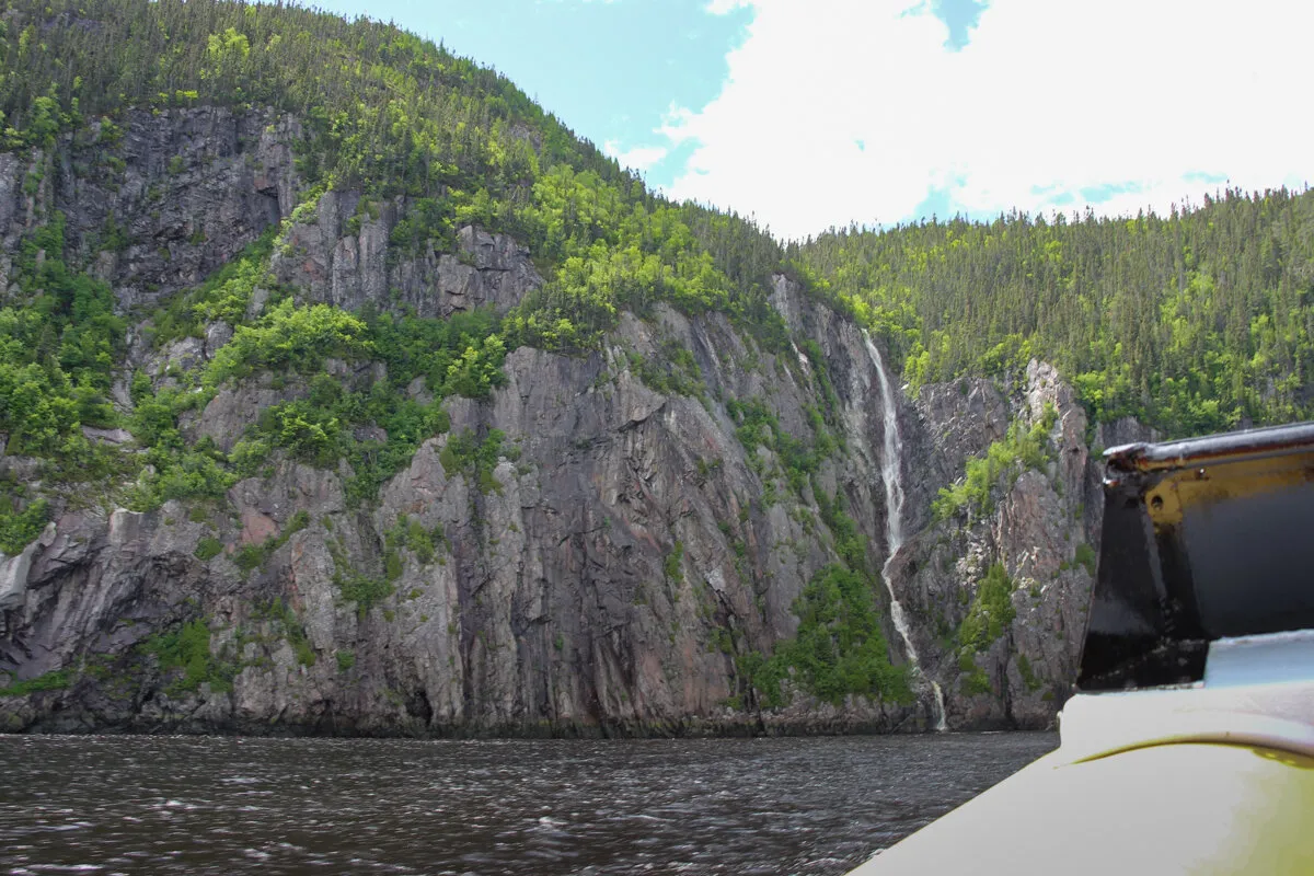 Cascade sur une falaise vue d'un bateau