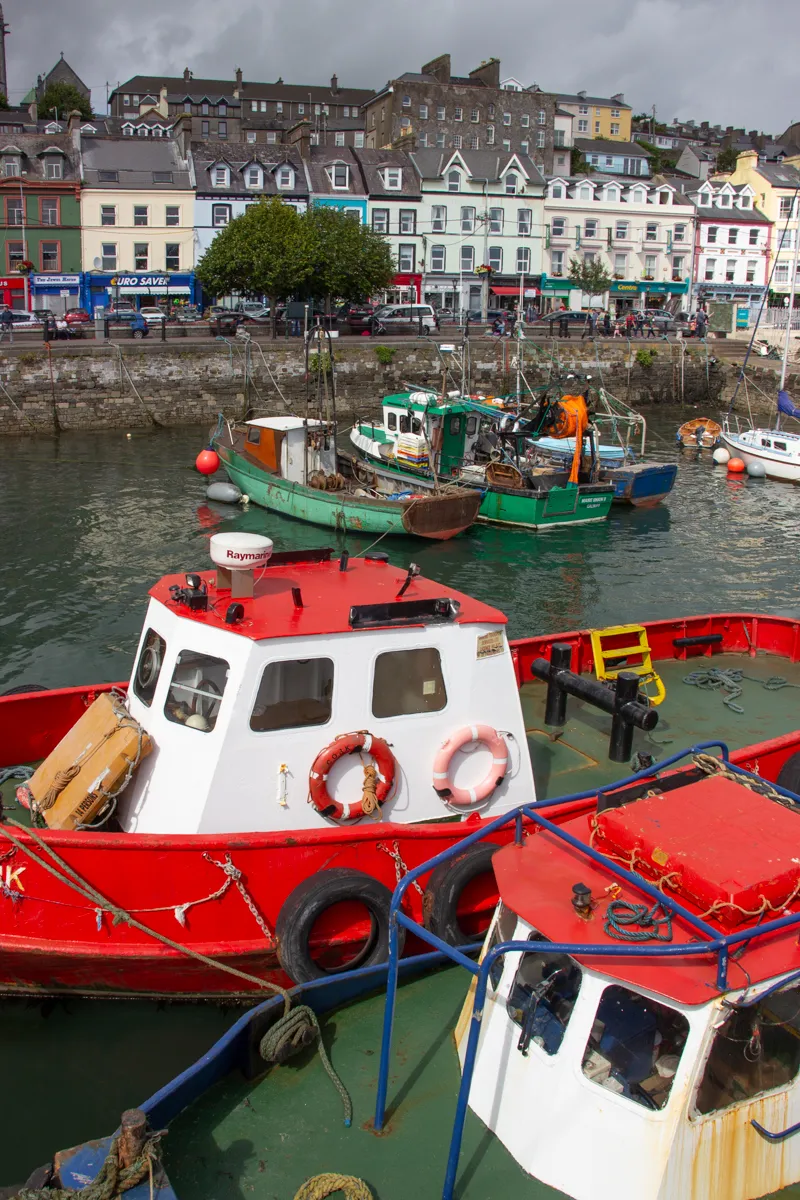Bateaux colorés amarrés