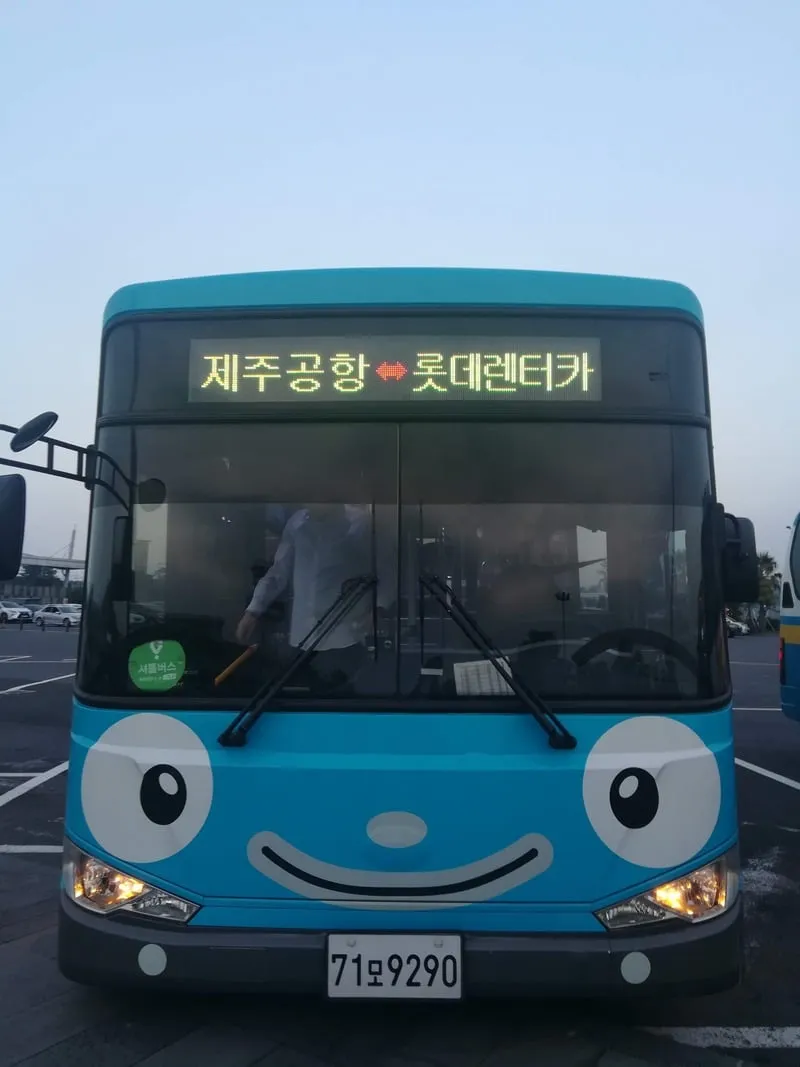 Bus turquoise décoré d'un visage souriant avec panneau LED coréen