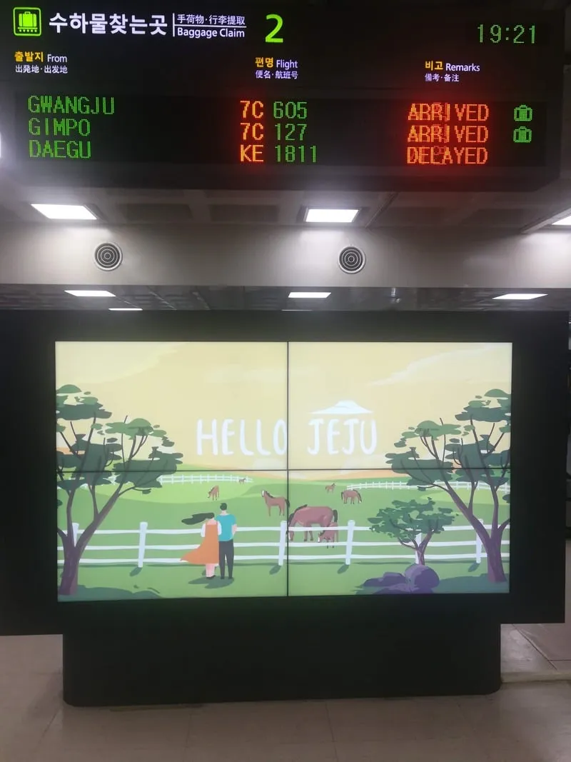 Tableau d'affichage des arrivées et écran illustré