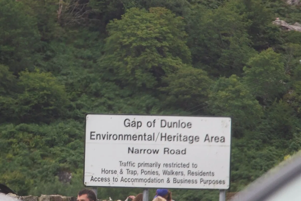 Panneau blanc avec des informations sur le Gap of Dunloe