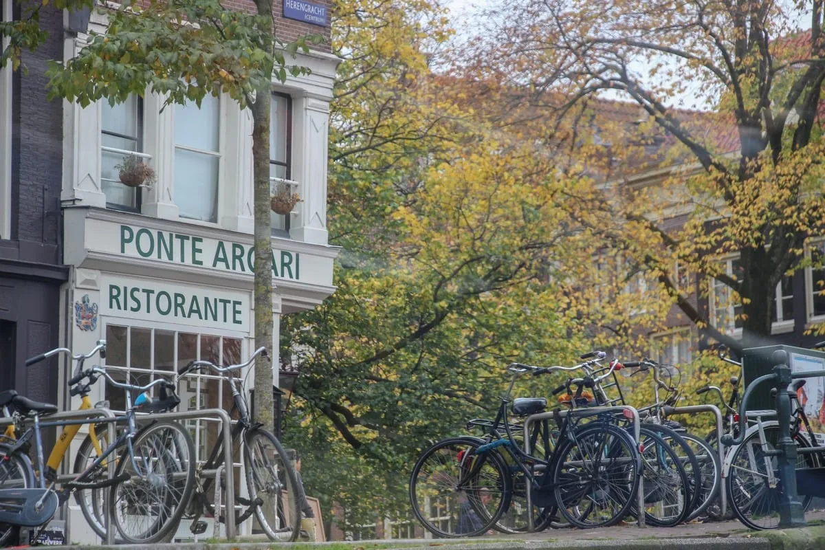 Vélos garés devant un restaurant