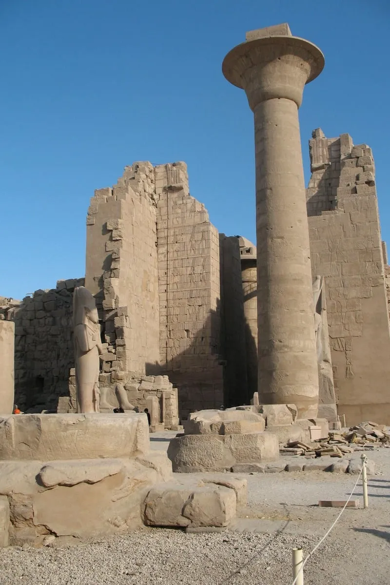 Colonnes et pylône d'un temple antique