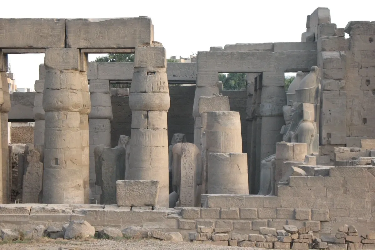 Colonnes et statues de pharaon d'un temple antique en pierre