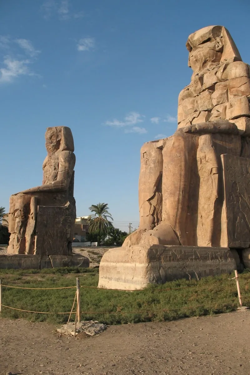 Deux colosses de pierre monumentaux aux hiéroglyphes